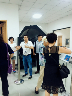 國家商務(wù)部對(duì)外援建設(shè)備材料入庫專家組蒞臨鴻雁電器，考察照明電器及配套設(shè)備